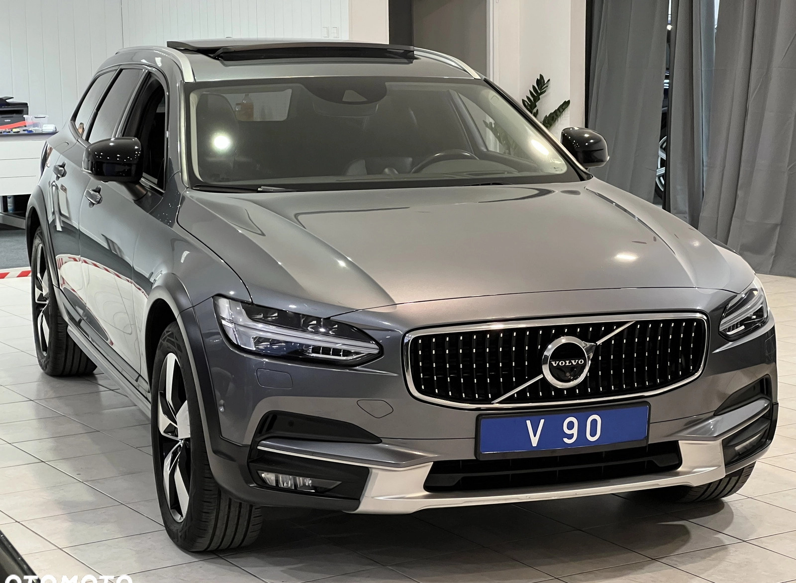 Volvo V90 Cross Country cena 147000 przebieg: 147000, rok produkcji 2017 z Bieruń małe 352